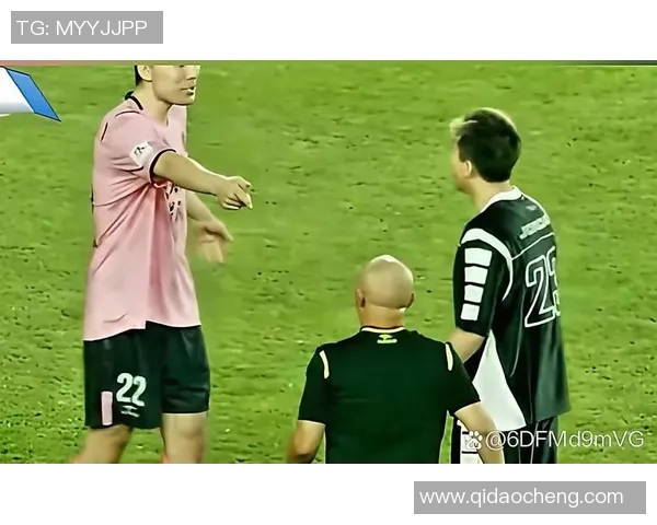 足球明星比赛中意外遭遇球裤被脱事件引发热议与关注